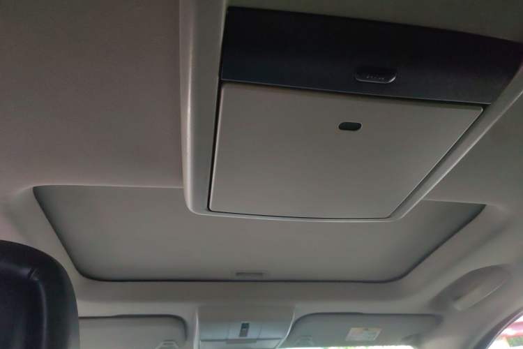 Used Dodge Journey 2013 2.4L Two-Wheel Drive Luxury Version Headliner