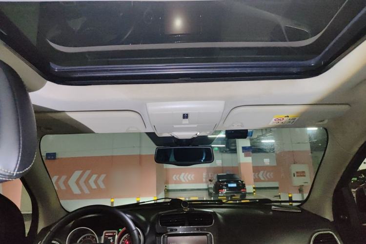 Used Dodge Journey 2013 2.4L Two-Wheel Drive Luxury Version Headliner