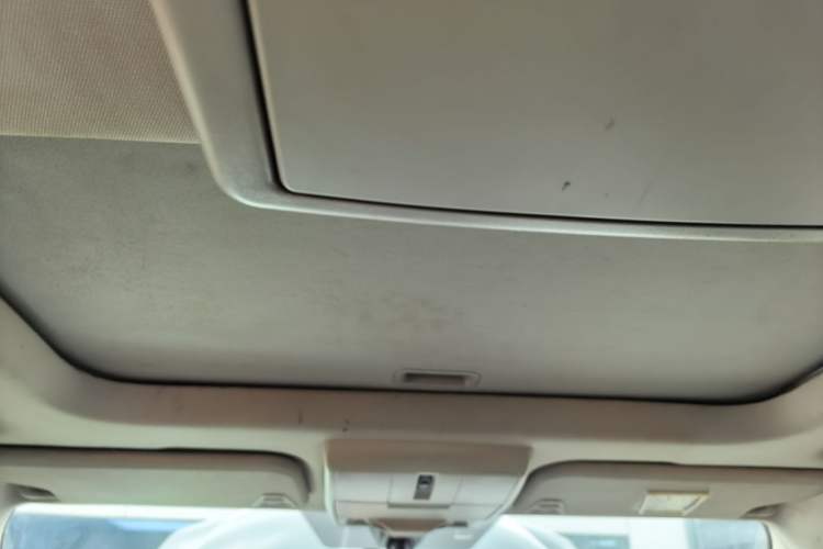 Used Dodge Journey 2013 2.4L Two-Wheel Drive Luxury Version Headliner