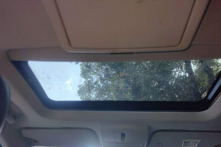 Used Dodge Journey 2013 2.4L Two-Wheel Drive Luxury Version Headliner
