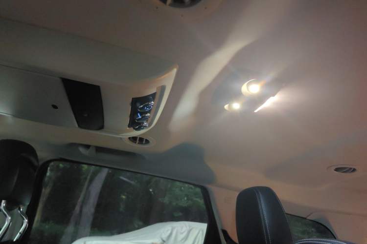 Used Dodge Journey 2013 2.4L Two-Wheel Drive Luxury Version Headliner