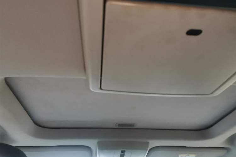 Used Dodge Journey 2013 2.4L Two-Wheel Drive Luxury Version Headliner