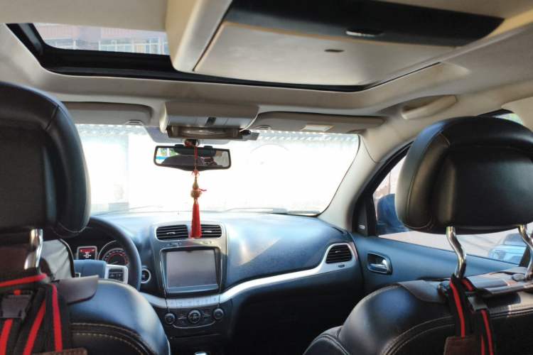 Used Dodge Journey 2013 2.4L Two-Wheel Drive Luxury Version Headliner