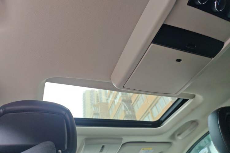 Used Dodge Journey 2013 2.4L Two-Wheel Drive Luxury Version Headliner
