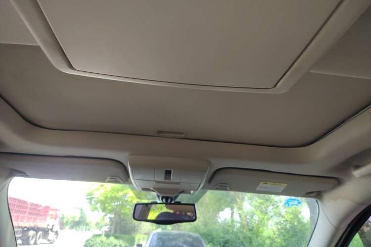 Used Dodge Journey 2013 2.4L Two-Wheel Drive Luxury Version Headliner