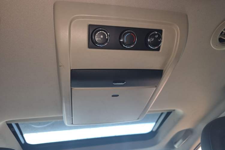 Used Dodge Journey 2013 2.4L Two-Wheel Drive Luxury Version Headliner