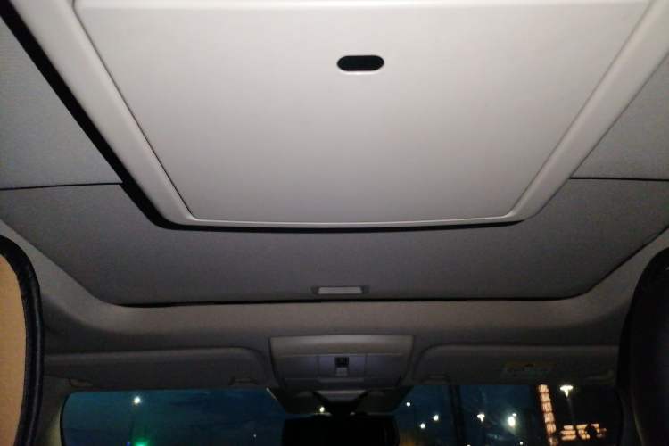 Used Dodge Journey 2013 2.4L Two-Wheel Drive Luxury Version Headliner