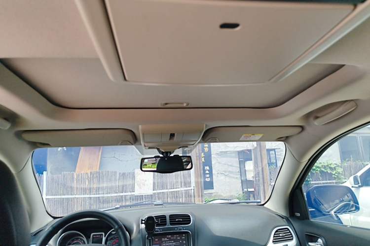 Used Dodge Journey 2013 2.4L Two-Wheel Drive Luxury Version Headliner