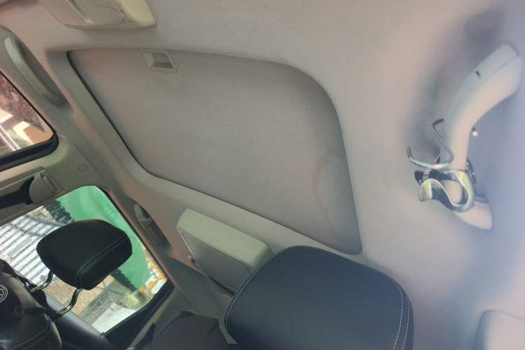Used Dodge Journey 2013 2.4L Two-Wheel Drive Luxury Version Headliner