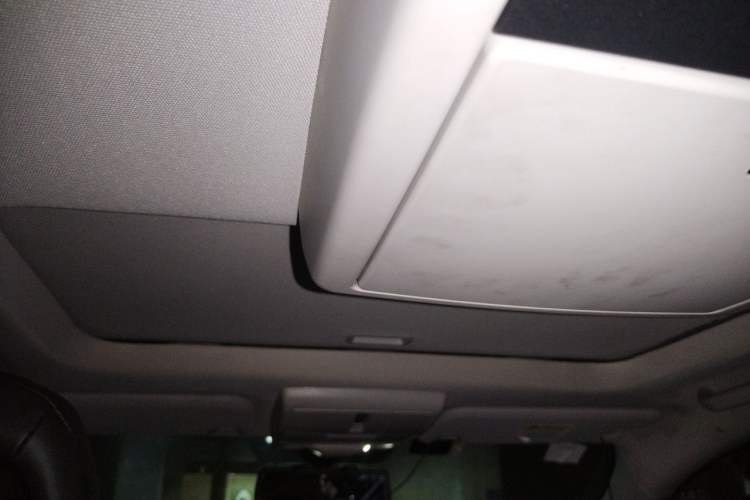 Used Dodge Journey 2013 2.4L Two-Wheel Drive Luxury Version Headliner