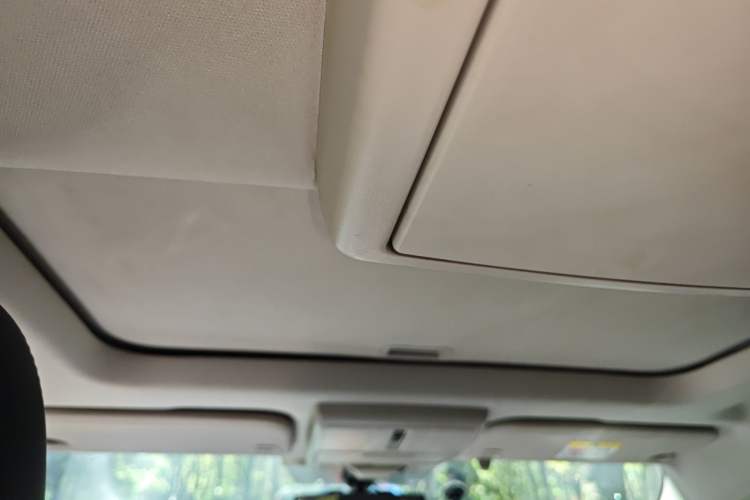 Used Dodge Journey 2013 2.4L Two-Wheel Drive Luxury Version Headliner