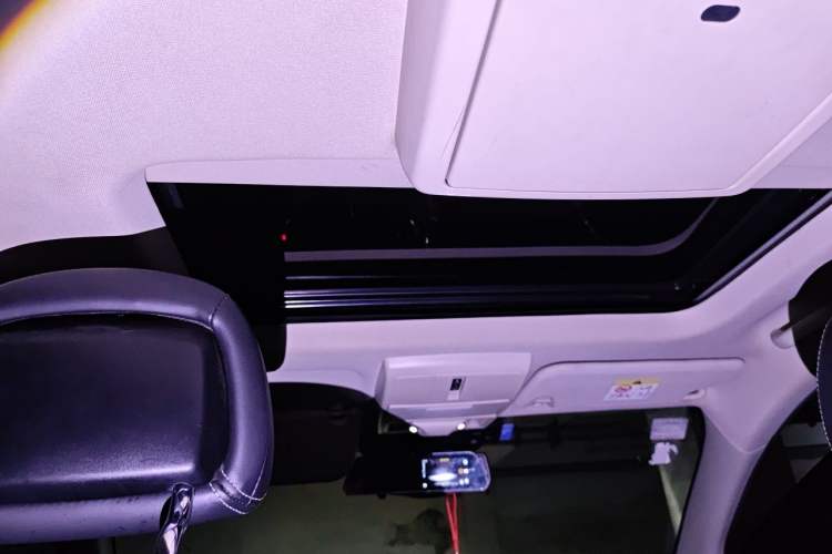 Used Dodge Journey 2013 2.4L Two-Wheel Drive Luxury Version Headliner