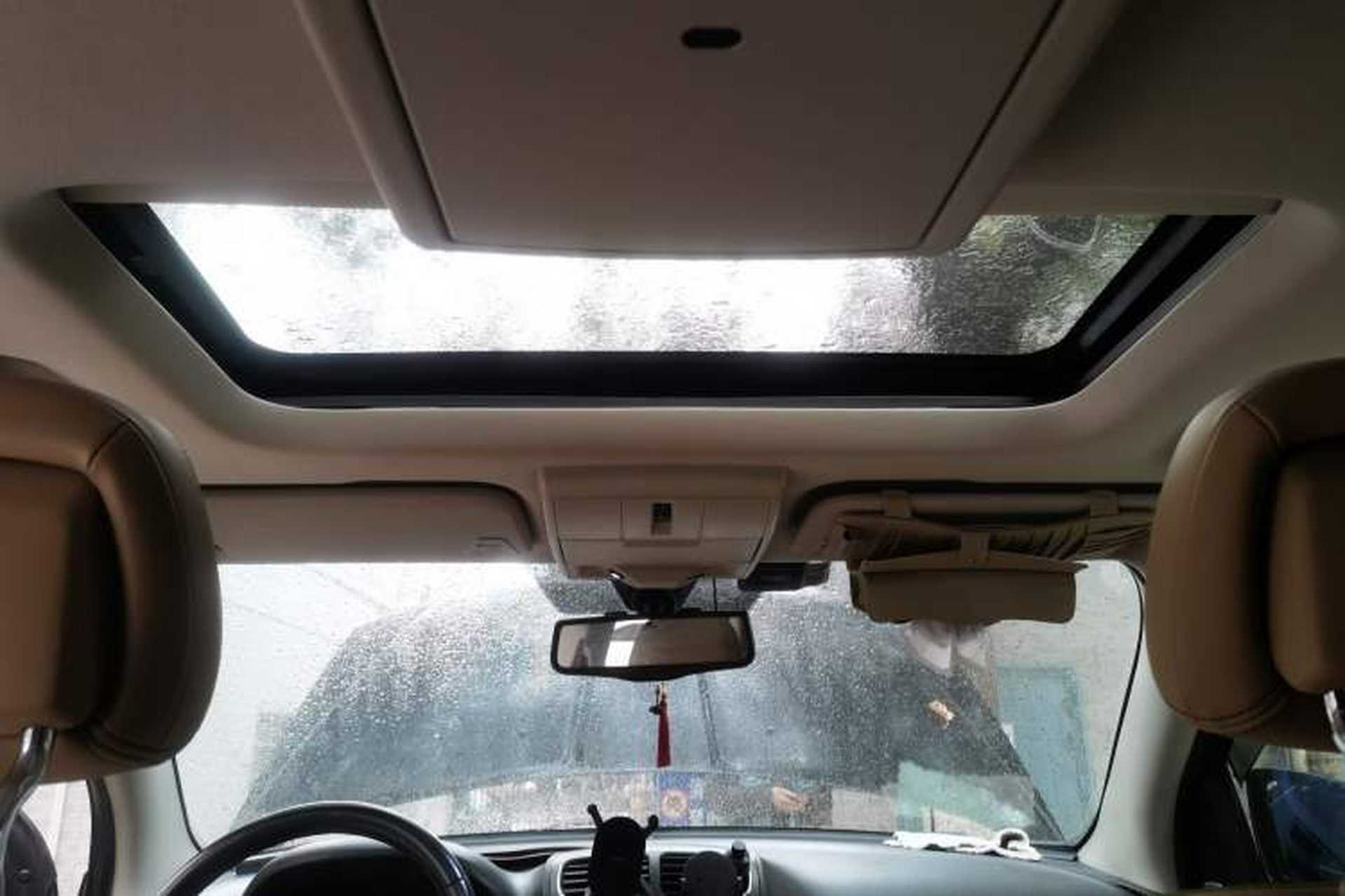 Used Dodge Journey 2013 2.4L Two-Wheel Drive Luxury Version Headliner