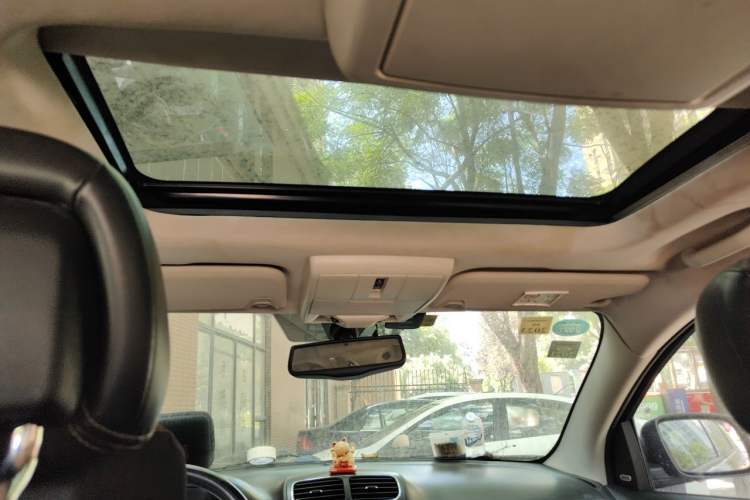Used Dodge Journey 2013 2.4L Two-Wheel Drive Luxury Version Headliner