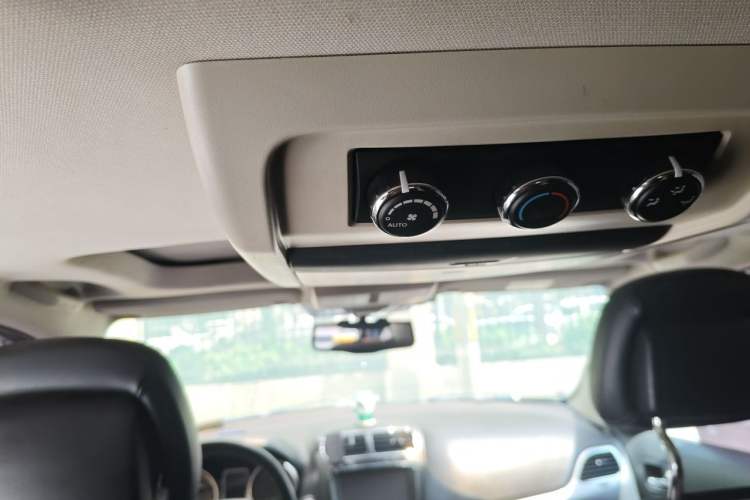 Used Dodge Journey 2013 2.4L Two-Wheel Drive Luxury Version Headliner
