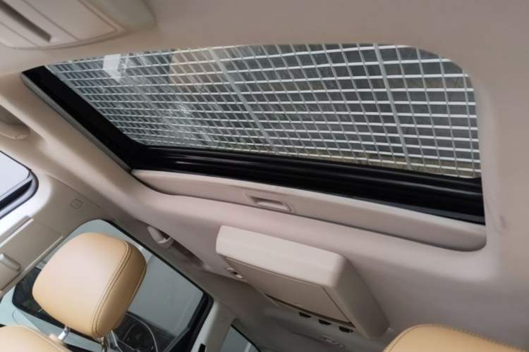 Used Dodge Journey 2013 2.4L Two-Wheel Drive Luxury Version Headliner