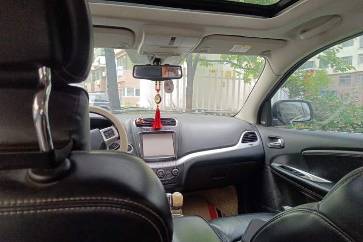 Used Dodge Journey 2013 2.4L Two-Wheel Drive Luxury Version Headliner