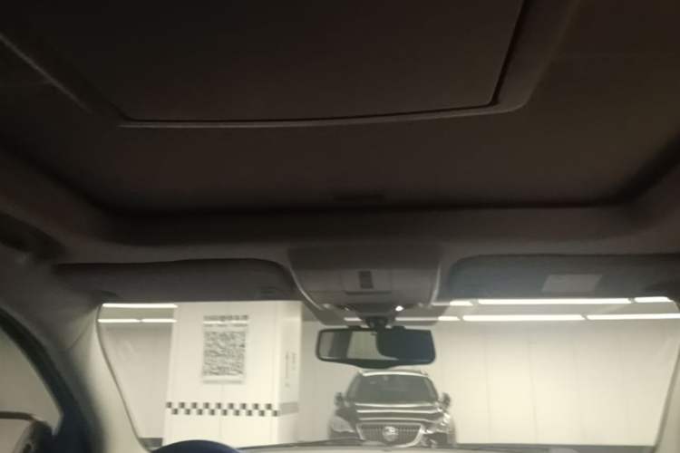Used Dodge Journey 2013 2.4L Two-Wheel Drive Luxury Version Headliner