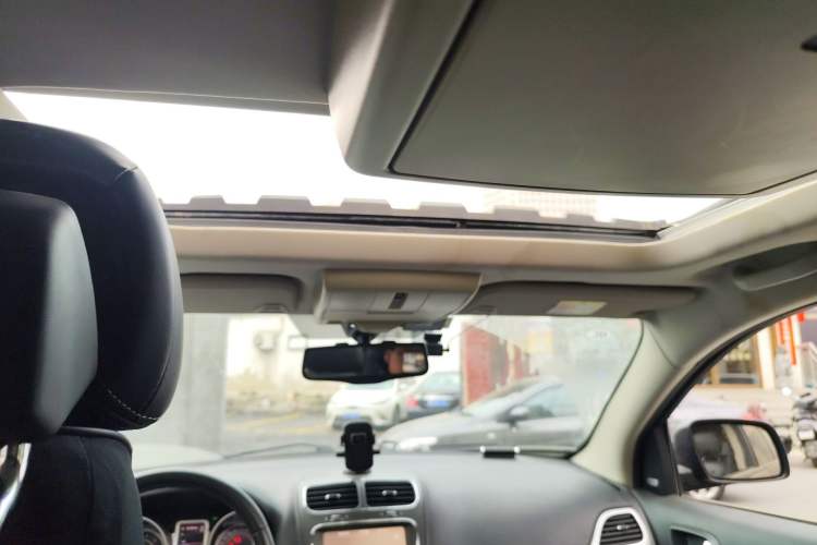 Used Dodge Journey 2013 2.4L Two-Wheel Drive Luxury Version Headliner