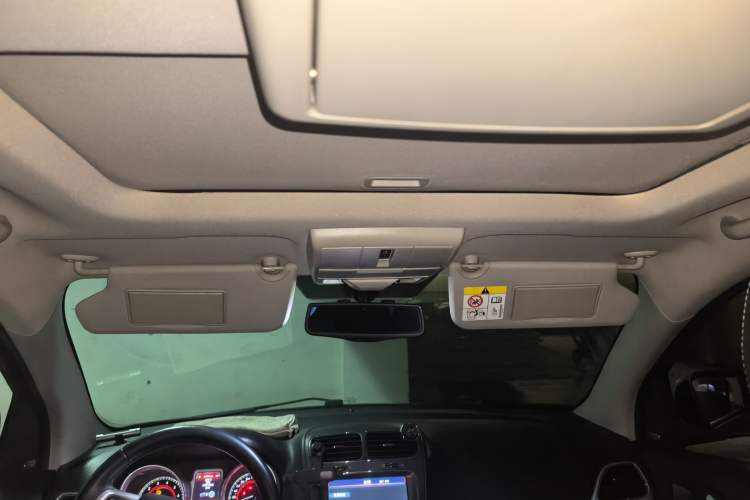 Used Dodge Journey 2013 2.4L Two-Wheel Drive Luxury Version Headliner