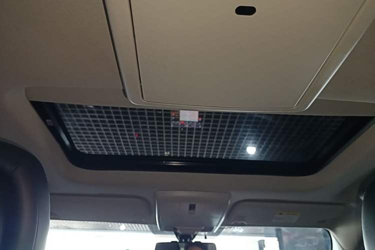 Used Dodge Journey 2013 2.4L Two-Wheel Drive Luxury Version Headliner
