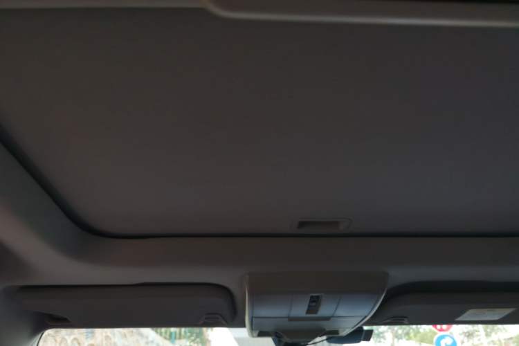 Used Dodge Journey 2013 2.4L Two-Wheel Drive Luxury Version Headliner