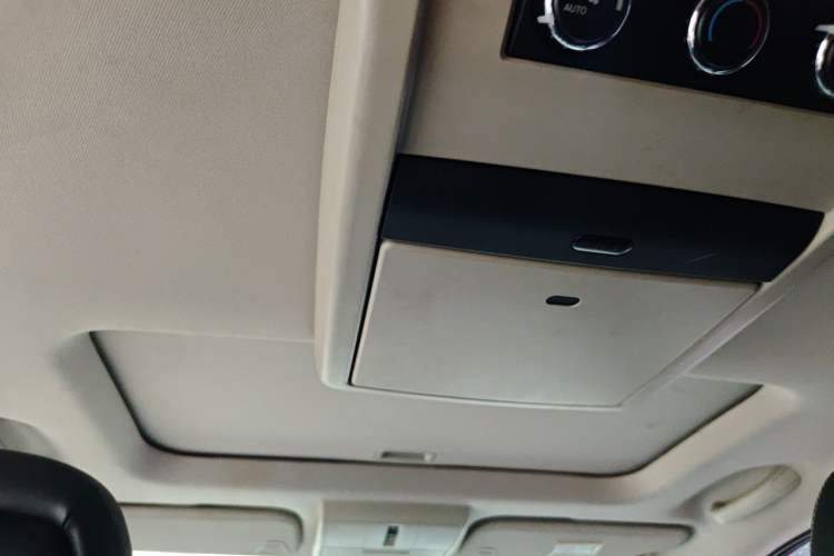 Used Dodge Journey 2013 2.4L Two-Wheel Drive Luxury Version Headliner