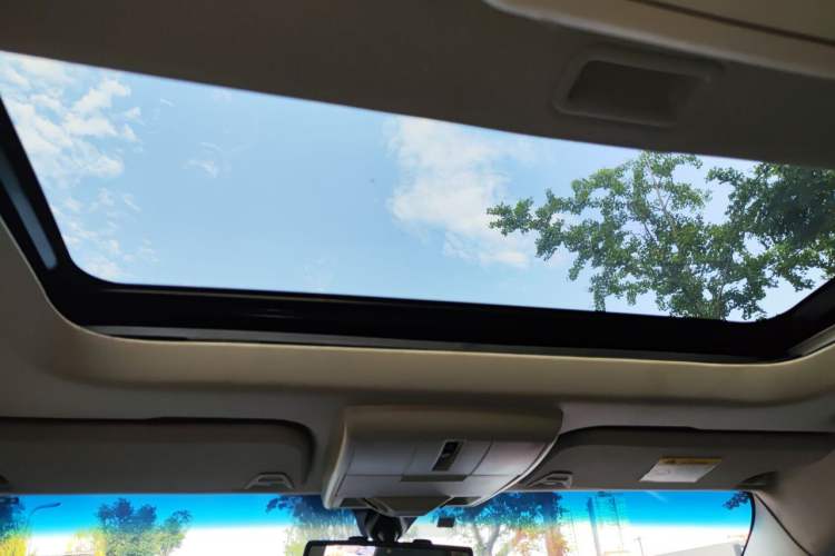 Used Dodge Journey 2013 2.4L Two-Wheel Drive Luxury Version Headliner