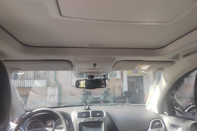 Used Dodge Journey 2013 2.4L Two-Wheel Drive Luxury Version Headliner