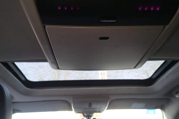 Used Dodge Journey 2013 2.4L Two-Wheel Drive Luxury Version Headliner