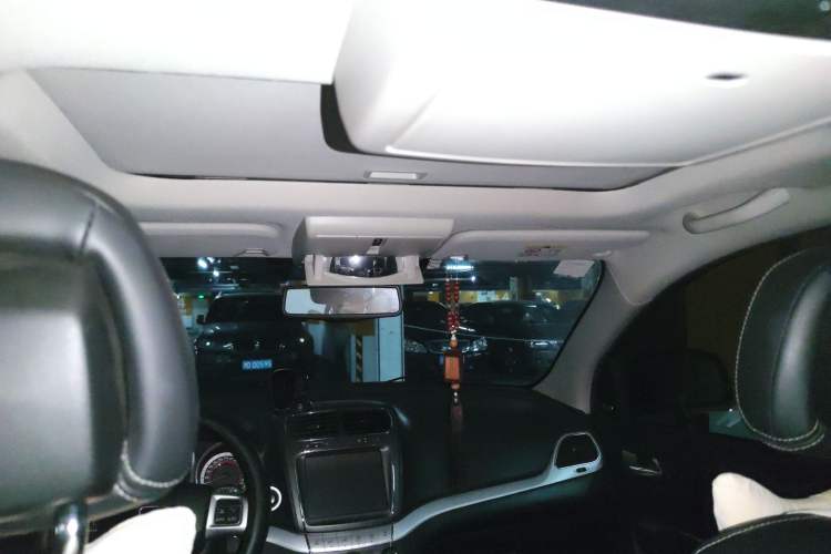 Used Dodge Journey 2013 2.4L Two-Wheel Drive Luxury Version Headliner