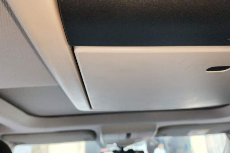 Used Dodge Journey 2013 2.4L Two-Wheel Drive Luxury Version Headliner