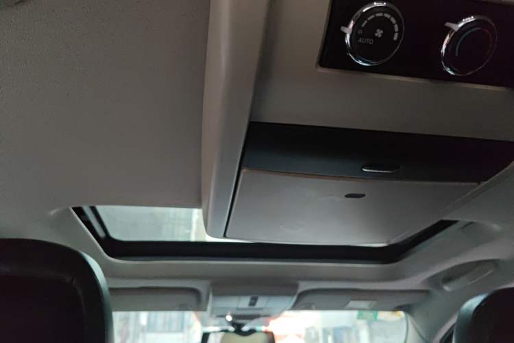 Used Dodge Journey 2013 2.4L Two-Wheel Drive Luxury Version Headliner