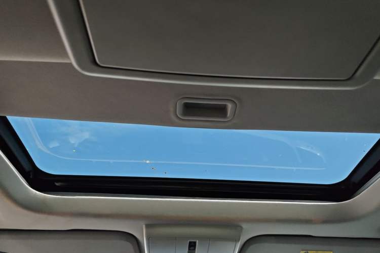 Used Dodge Journey 2013 2.4L Two-Wheel Drive Luxury Version Headliner