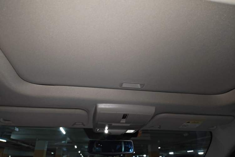 Used Dodge Journey 2013 2.4L Two-Wheel Drive Luxury Version Headliner