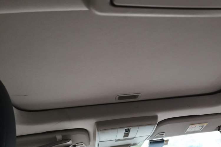 Used Dodge Journey 2013 2.4L Two-Wheel Drive Luxury Version Headliner