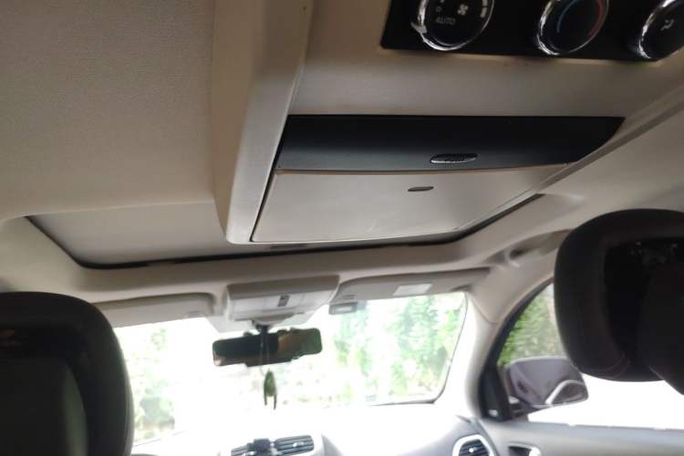 Used Dodge Journey 2013 2.4L Two-Wheel Drive Luxury Version Headliner