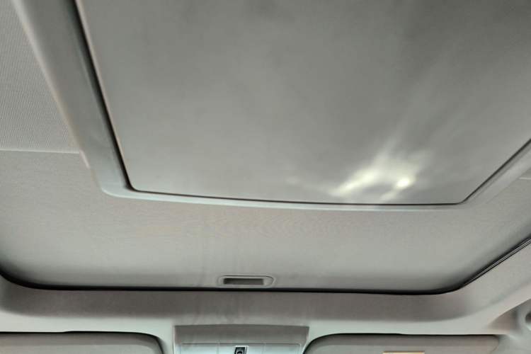 Used Dodge Journey 2013 2.4L Two-Wheel Drive Luxury Version Headliner