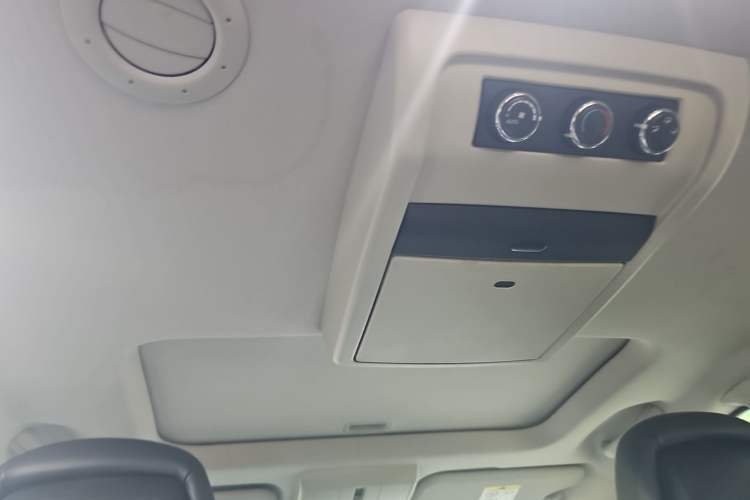 Used Dodge Journey 2013 2.4L Two-Wheel Drive Luxury Version Headliner