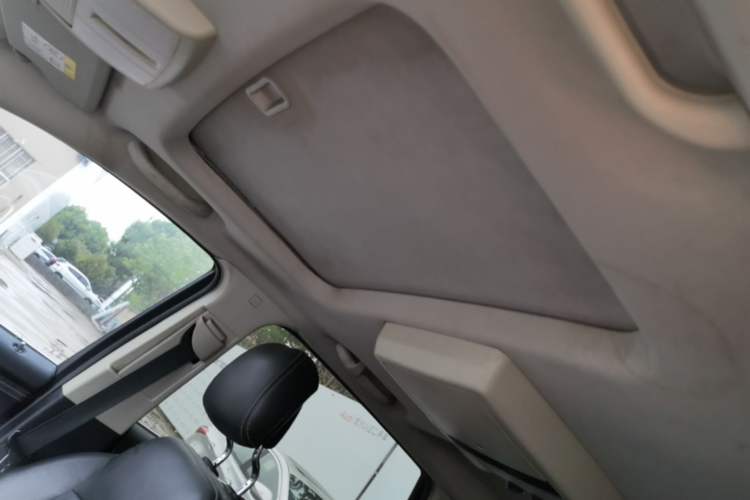 Used Dodge Journey 2013 2.4L Two-Wheel Drive Luxury Version Headliner