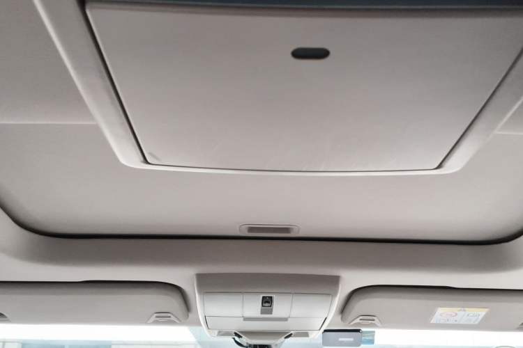 Used Dodge Journey 2013 2.4L Two-Wheel Drive Luxury Version Headliner