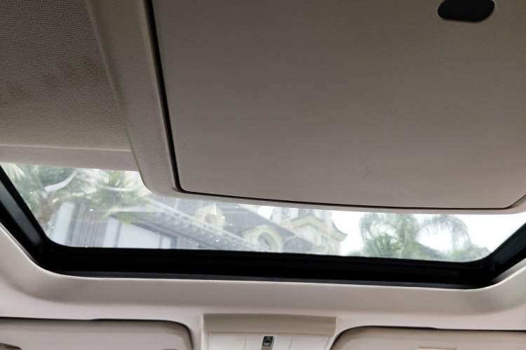 Used Dodge Journey 2013 2.4L Two-Wheel Drive Luxury Version Headliner