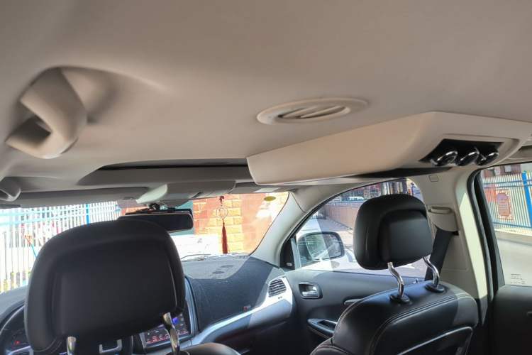 Used Dodge Journey 2013 2.4L Two-Wheel Drive Luxury Version Headliner