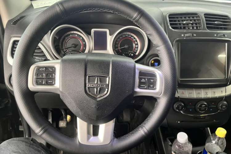 Used Dodge Journey 2013 2.4L Two-Wheel Drive Luxury Version Interior 1