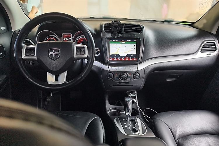 Used Dodge Journey 2013 2.4L Two-Wheel Drive Luxury Version Interior 1