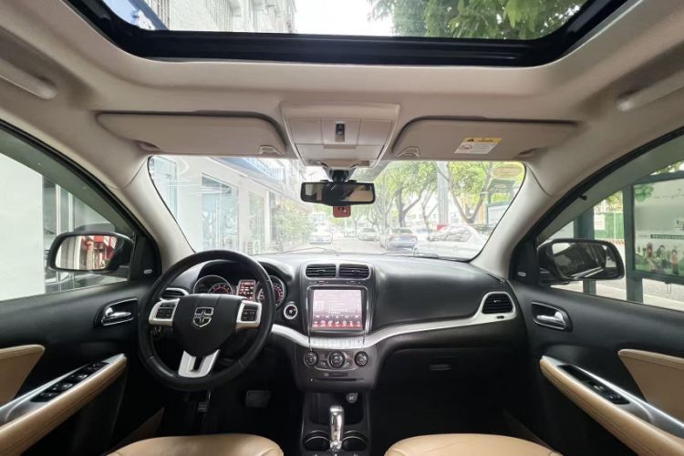 Used Dodge Journey 2013 2.4L Two-Wheel Drive Luxury Version Interior 1