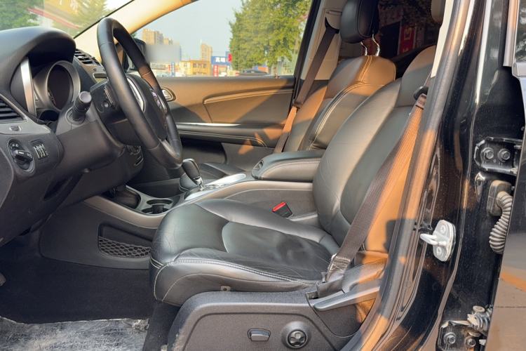 Used Dodge Journey 2013 2.4L Two-Wheel Drive Luxury Version Interior 2