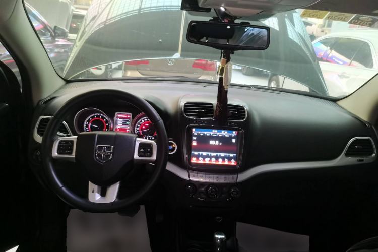 Used Dodge Journey 2013 2.4L Two-Wheel Drive Luxury Version Interior 2