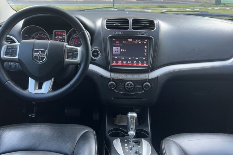 Used Dodge Journey 2013 2.4L Two-Wheel Drive Luxury Version Interior 2
