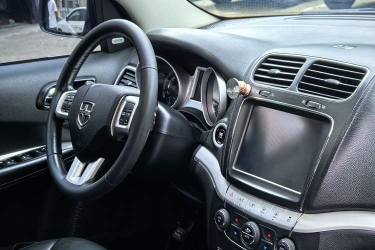 Used Dodge Journey 2013 2.4L Two-Wheel Drive Luxury Version Interior 2